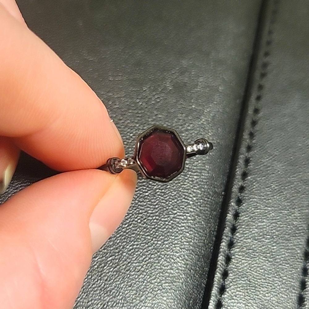 ST bath bomb hex red&black ring, size 9